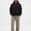 Lockere Jeans im 90er-Jahre-Stil Lockere Jeans im 90er-Jahre-Stil