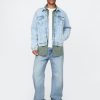 Lockere Jeans im 90er-Jahre-Stil Lockere Jeans im 90er-Jahre-Stil
