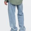 Lockere Jeans im 90er-Jahre-Stil Lockere Jeans im 90er-Jahre-Stil