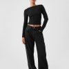 Lockere Jeans im 90er-Jahre-Stil Lockere Jeans im 90er-Jahre-Stil