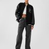 Lockere Jeans im 90er-Jahre-Stil Lockere Jeans im 90er-Jahre-Stil