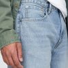 Lockere Jeans im 90er-Jahre-Stil Lockere Jeans im 90er-Jahre-Stil