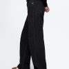 Lockere Jeans im Stil der 90er mit mittelhohem Bund Lockere Jeans im Stil der 90er mit mittelhohem Bund