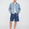 Lockere Jeansshorts im 90er-Jahre-Stil Lockere Jeansshorts im 90er-Jahre-Stil