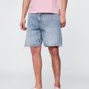 Lockere Jeansshorts im 90er-Jahre-Stil Lockere Jeansshorts im 90er-Jahre-Stil