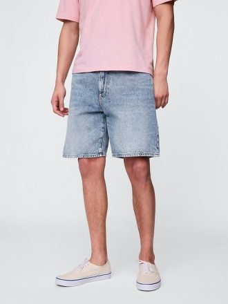 Lockere Jeansshorts im 90er-Jahre-Stil