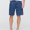 Lockere Jeansshorts im 90er-Jahre-Stil Lockere Jeansshorts im 90er-Jahre-Stil