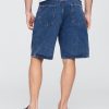 Lockere Jeansshorts im 90er-Jahre-Stil Lockere Jeansshorts im 90er-Jahre-Stil