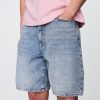 Lockere Jeansshorts im 90er-Jahre-Stil Lockere Jeansshorts im 90er-Jahre-Stil