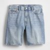Lockere Jeansshorts im 90er-Jahre-Stil Lockere Jeansshorts im 90er-Jahre-Stil