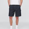 Lockere Zimmermannsshorts aus Denim mit Streifen im 90er-Jahre-Stil Lockere Zimmermannsshorts aus Denim mit Streifen im 90er-Jahre-Stil