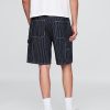 Lockere Zimmermannsshorts aus Denim mit Streifen im 90er-Jahre-Stil Lockere Zimmermannsshorts aus Denim mit Streifen im 90er-Jahre-Stil