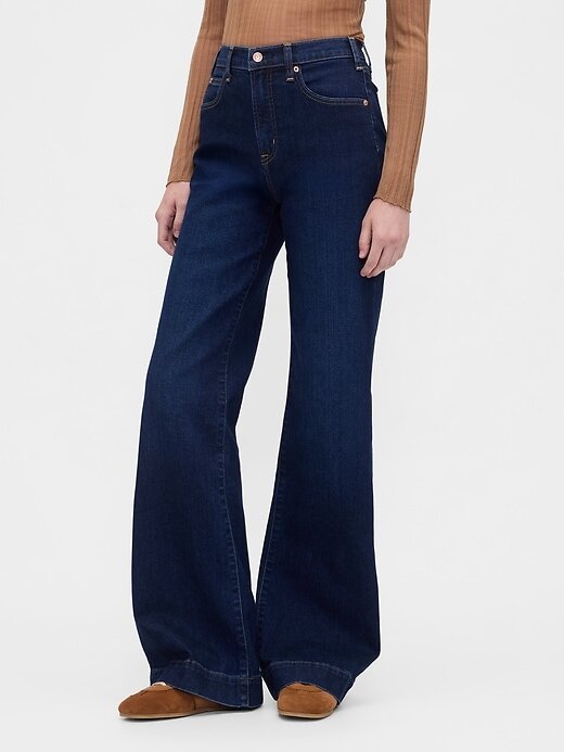 Lässige Schlagjeans mit hohem Bund Lässige Schlagjeans mit hohem Bund