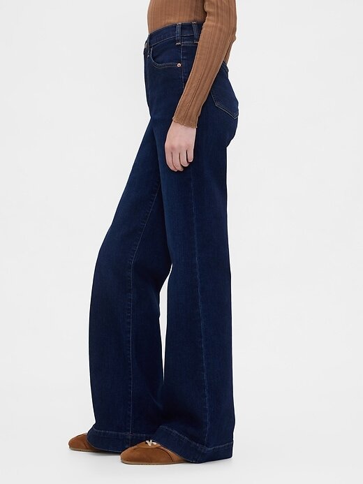 Lässige Schlagjeans mit hohem Bund Lässige Schlagjeans mit hohem Bund