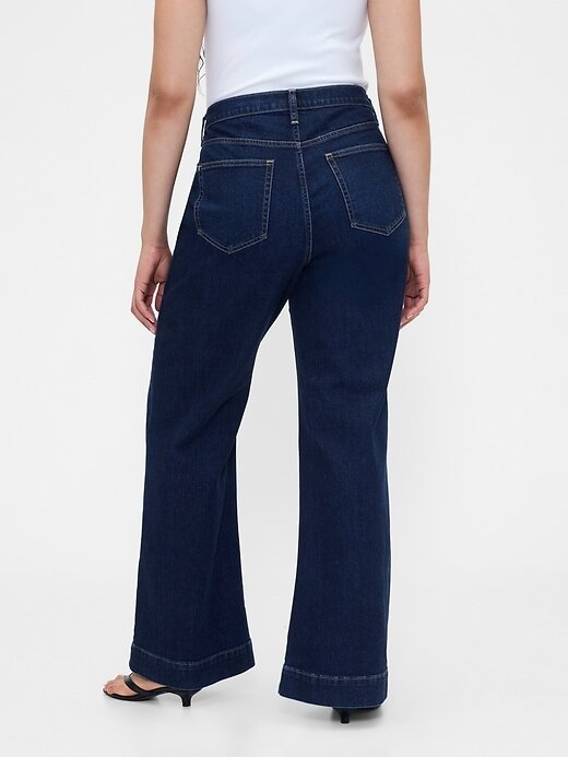 Lässige Schlagjeans mit hohem Bund Lässige Schlagjeans mit hohem Bund