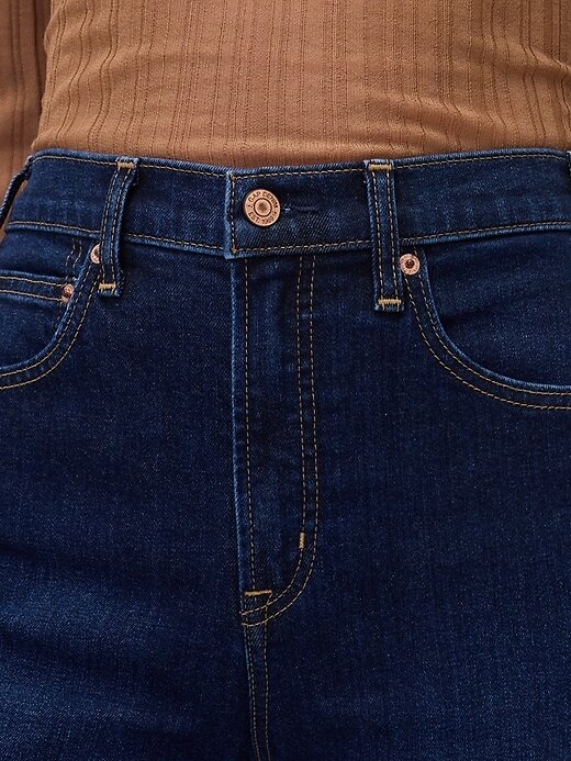 Lässige Schlagjeans mit hohem Bund Lässige Schlagjeans mit hohem Bund