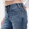Lässige Schlagjeans mit mittelhohem Bund Lässige Schlagjeans mit mittelhohem Bund