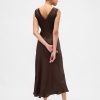 Maxi-Slip-Kleid aus Satin mit V-Ausschnitt und Spitzenbesatz Maxi-Slip-Kleid aus Satin mit V-Ausschnitt und Spitzenbesatz