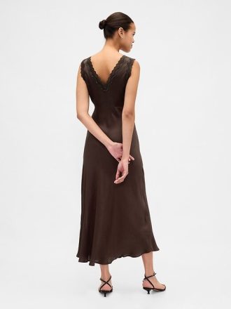 Maxi-Slip-Kleid aus Satin mit V-Ausschnitt und Spitzenbesatz