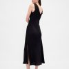 Maxi-Slip-Kleid aus Satin mit V-Ausschnitt und Spitzenbesatz Maxi-Slip-Kleid aus Satin mit V-Ausschnitt und Spitzenbesatz