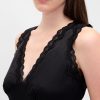Maxi-Slip-Kleid aus Satin mit V-Ausschnitt und Spitzenbesatz Maxi-Slip-Kleid aus Satin mit V-Ausschnitt und Spitzenbesatz
