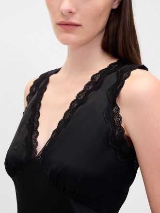 Maxi-Slip-Kleid aus Satin mit V-Ausschnitt und Spitzenbesatz Maxi-Slip-Kleid aus Satin mit V-Ausschnitt und Spitzenbesatz