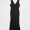 Maxi-Slip-Kleid aus Satin mit V-Ausschnitt und Spitzenbesatz Maxi-Slip-Kleid aus Satin mit V-Ausschnitt und Spitzenbesatz