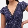 Maxikleid aus Crêpe mit V-Ausschnitt und Spitzenbesatz Maxikleid aus Crêpe mit V-Ausschnitt und Spitzenbesatz