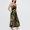 Maxikleid mit Blumenmuster und V-Ausschnitt Maxikleid mit Blumenmuster und V-Ausschnitt