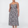 Maxikleid mit Blumenmuster und V-Ausschnitt Maxikleid mit Blumenmuster und V-Ausschnitt