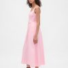 Maxikleid mit tiefer Taille und Nähten