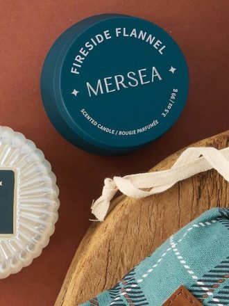 Mersea Fireside Flanell-Spielzeugladen-Dose Kerze Mersea Fireside Flanell-Spielzeugladen-Dose Kerze