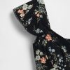 Minikleid aus Crêpe mit Flatterärmeln Minikleid aus Crêpe mit Flatterärmeln