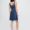 Minikleid aus Denim mit gesmokter Taille und Bindeband vorn Minikleid aus Denim mit gesmokter Taille und Bindeband vorn