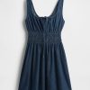 Minikleid aus Denim mit gesmokter Taille und Bindeband vorn Minikleid aus Denim mit gesmokter Taille und Bindeband vorn