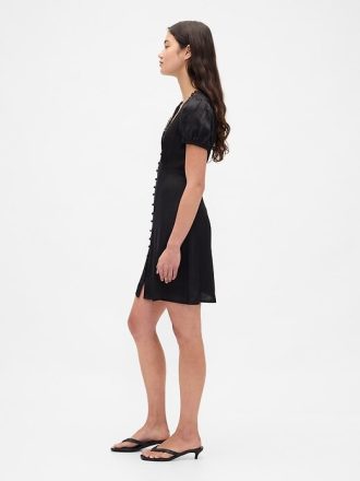 Minikleid aus Satin mit V-Ausschnitt und Spitzenbesatz