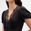 Minikleid aus Satin mit V-Ausschnitt und Spitzenbesatz Minikleid aus Satin mit V-Ausschnitt und Spitzenbesatz