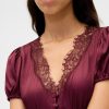 Minikleid aus Satin mit V-Ausschnitt und Spitzenbesatz Minikleid aus Satin mit V-Ausschnitt und Spitzenbesatz