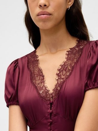 Minikleid aus Satin mit V-Ausschnitt und Spitzenbesatz