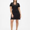 Minikleid aus Satin mit V-Ausschnitt und Spitzenbesatz Minikleid aus Satin mit V-Ausschnitt und Spitzenbesatz