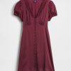 Minikleid aus Satin mit V-Ausschnitt und Spitzenbesatz Minikleid aus Satin mit V-Ausschnitt und Spitzenbesatz