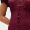 Minikleid aus Satin mit V-Ausschnitt und Spitzenbesatz Minikleid aus Satin mit V-Ausschnitt und Spitzenbesatz