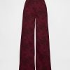 Mittelhohe Baggy-Jeans mit Blumenmuster Mittelhohe Baggy-Jeans mit Blumenmuster