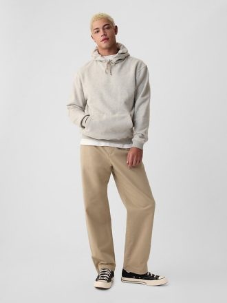Moderne Khakihosen im Baggy Fit