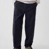 Moderne Khakihosen im Baggy Fit Moderne Khakihosen im Baggy Fit