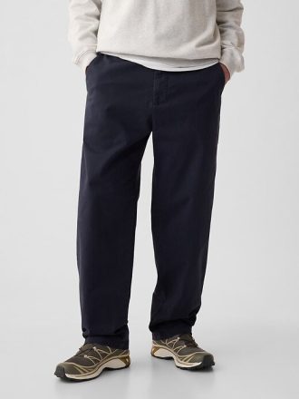 Moderne Khakihosen im Baggy Fit