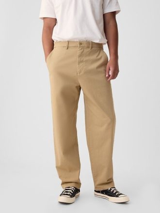 Moderne Khakihosen im Baggy Fit