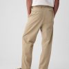 Moderne Khakihosen im Baggy Fit Moderne Khakihosen im Baggy Fit