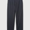 Moderne Khakihosen im Baggy Fit Moderne Khakihosen im Baggy Fit