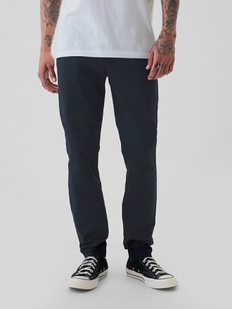 Moderne Khakihosen im Skinny Fit